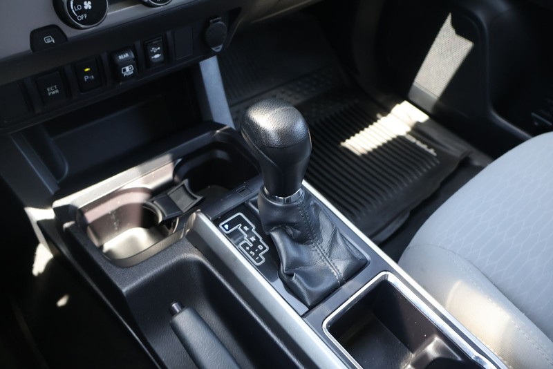 Toyota Tacoma Vehicle Full-screen Gallery Image 28
