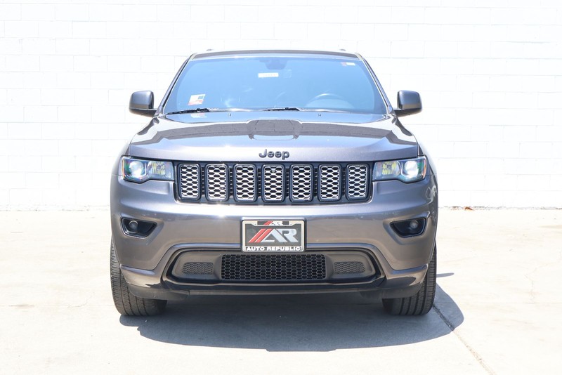 Jeep Grand Cherokee Vehicle Full-screen Gallery Image 02