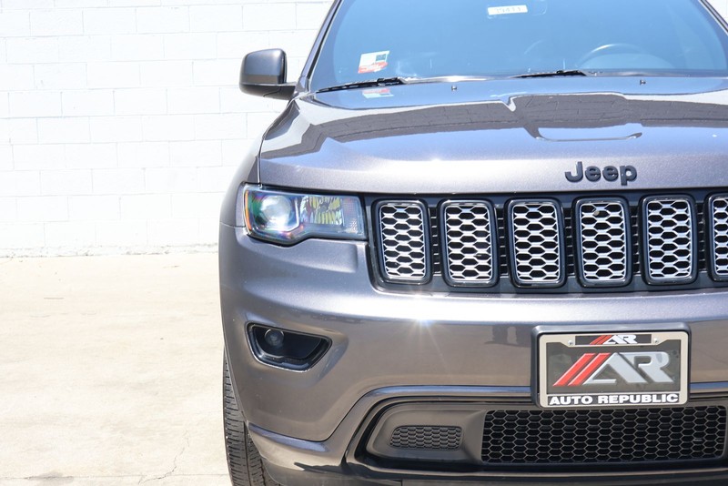Jeep Grand Cherokee Vehicle Full-screen Gallery Image 03