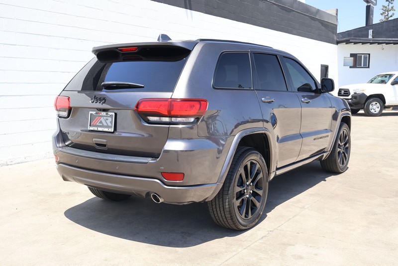 Jeep Grand Cherokee Vehicle Full-screen Gallery Image 05
