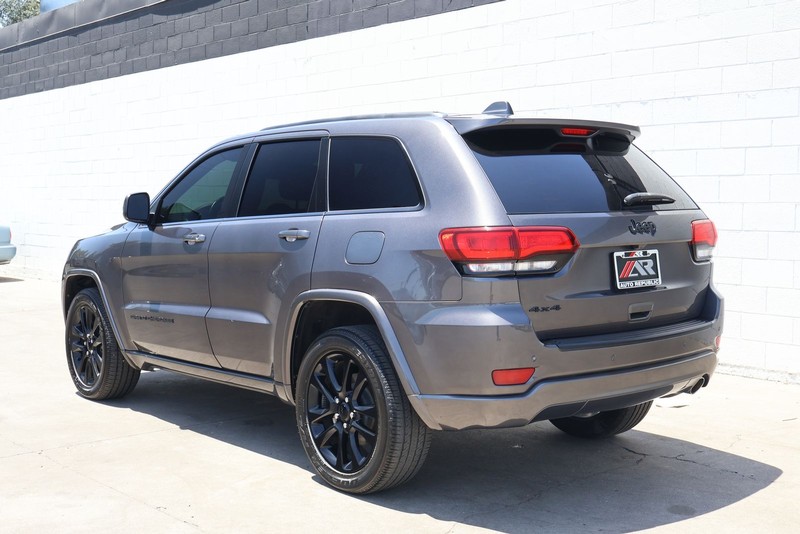 Jeep Grand Cherokee Vehicle Full-screen Gallery Image 10