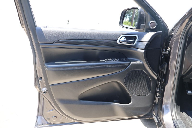 Jeep Grand Cherokee Vehicle Full-screen Gallery Image 15