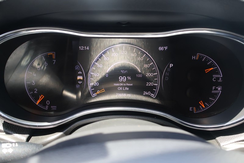 Jeep Grand Cherokee Vehicle Full-screen Gallery Image 24