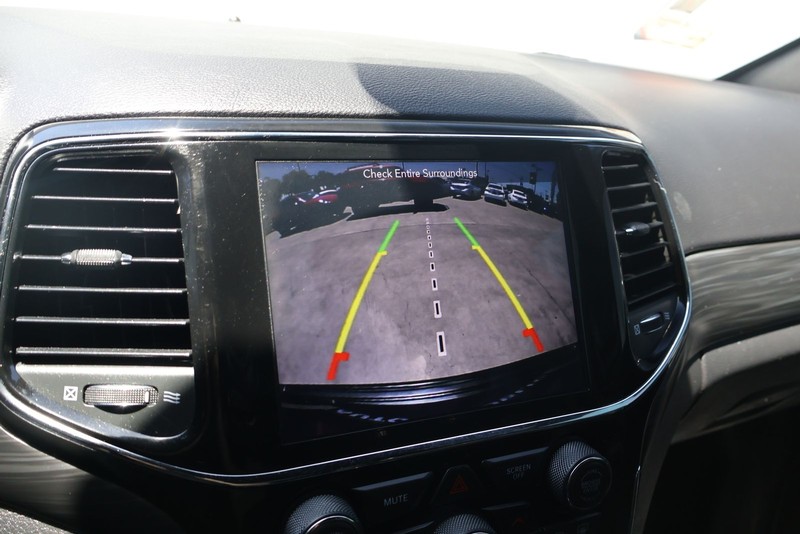 Jeep Grand Cherokee Vehicle Full-screen Gallery Image 30