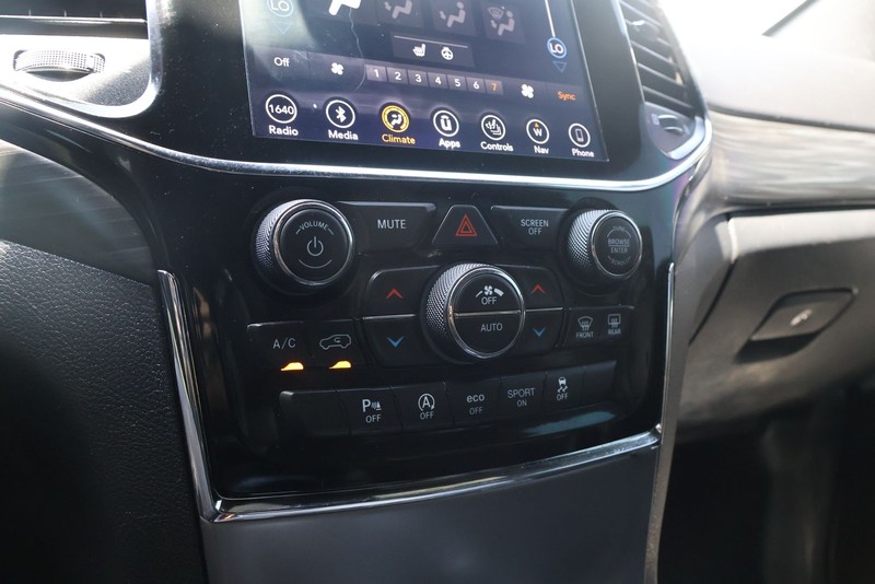 Jeep Grand Cherokee Vehicle Full-screen Gallery Image 31