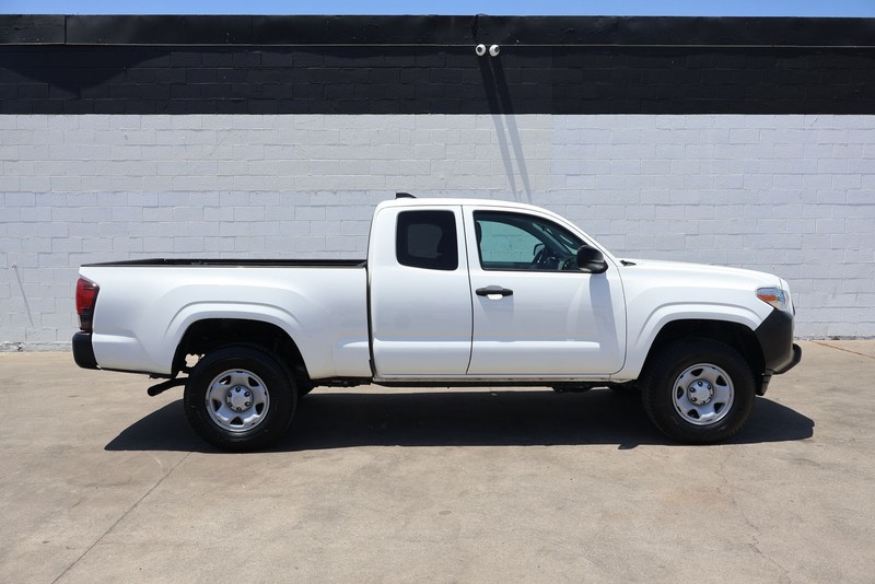 Toyota Tacoma 4WD Vehicle Full-screen Gallery Image 01