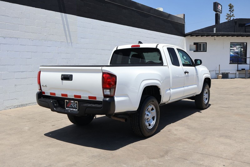 Toyota Tacoma 4WD Vehicle Full-screen Gallery Image 05