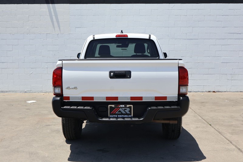Toyota Tacoma 4WD Vehicle Full-screen Gallery Image 06