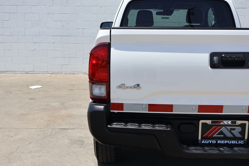 Toyota Tacoma 4WD Vehicle Full-screen Gallery Image 07