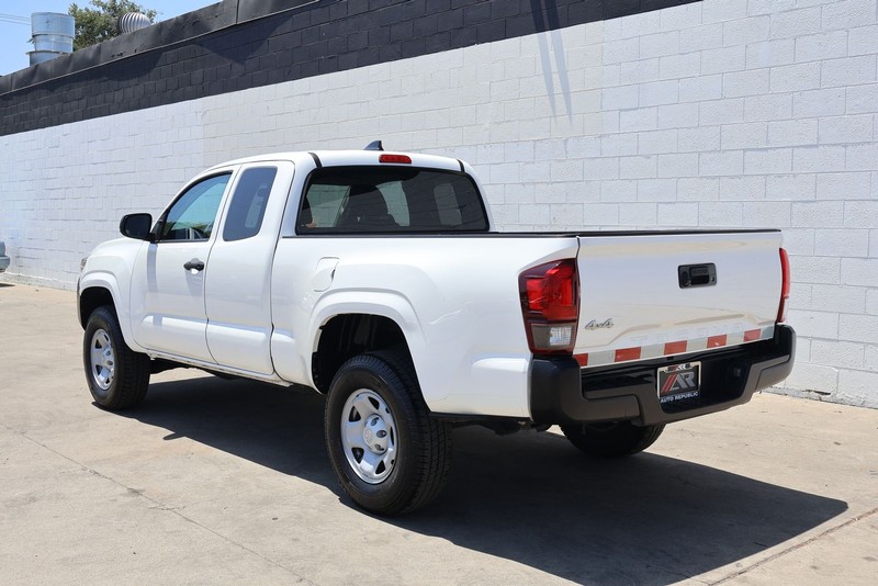 Toyota Tacoma 4WD Vehicle Full-screen Gallery Image 09