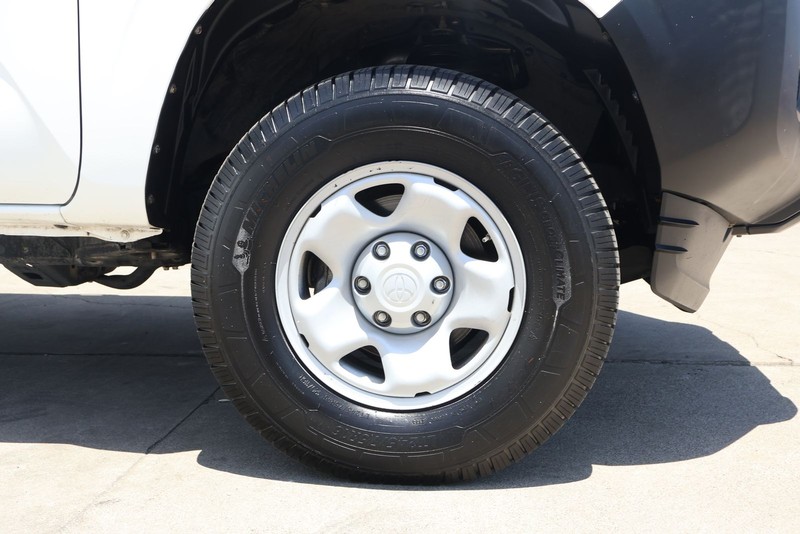 Toyota Tacoma 4WD Vehicle Full-screen Gallery Image 13
