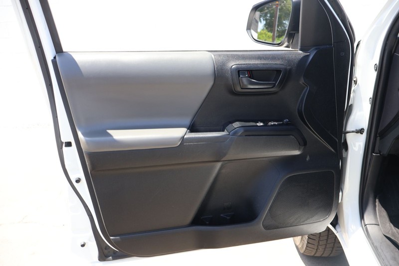 Toyota Tacoma 4WD Vehicle Full-screen Gallery Image 14