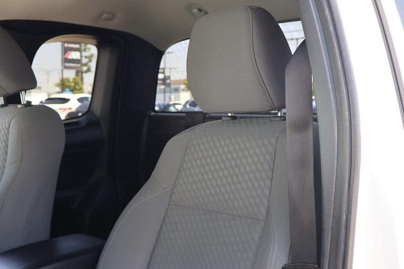 Toyota Tacoma 4WD Vehicle Full-screen Gallery Image 17