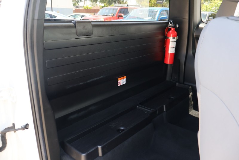 Toyota Tacoma 4WD Vehicle Full-screen Gallery Image 19