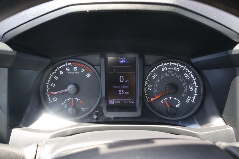 Toyota Tacoma 4WD Vehicle Full-screen Gallery Image 21