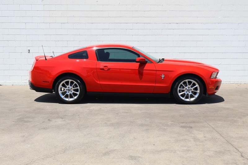 Ford Mustang Vehicle Full-screen Gallery Image 04