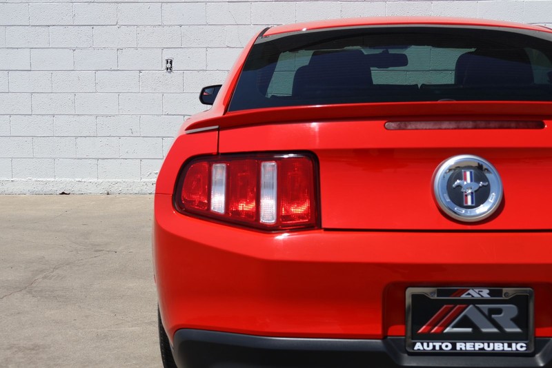 Ford Mustang Vehicle Full-screen Gallery Image 07