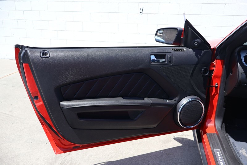 Ford Mustang Vehicle Full-screen Gallery Image 14