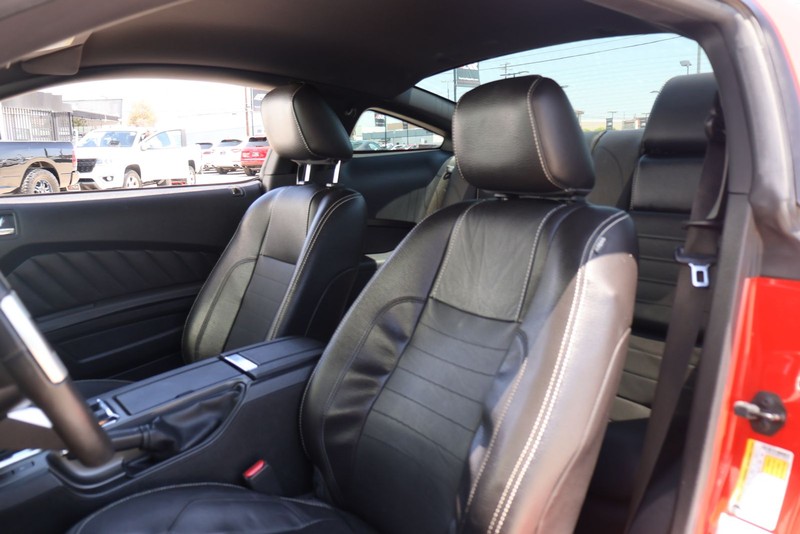 Ford Mustang Vehicle Full-screen Gallery Image 16