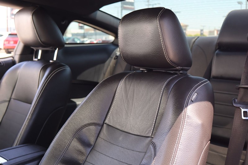Ford Mustang Vehicle Full-screen Gallery Image 17