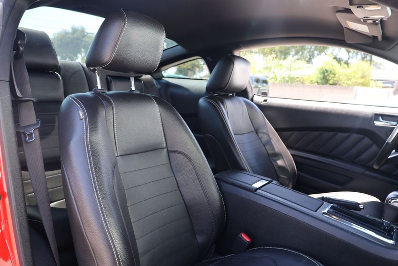 Ford Mustang Vehicle Full-screen Gallery Image 18