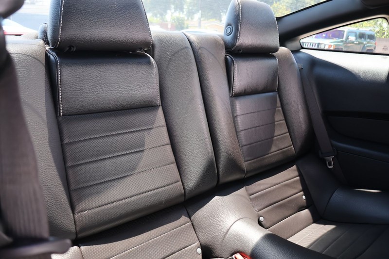 Ford Mustang Vehicle Full-screen Gallery Image 19