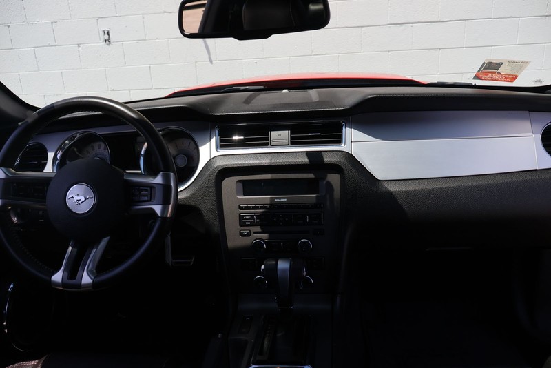 Ford Mustang Vehicle Full-screen Gallery Image 20