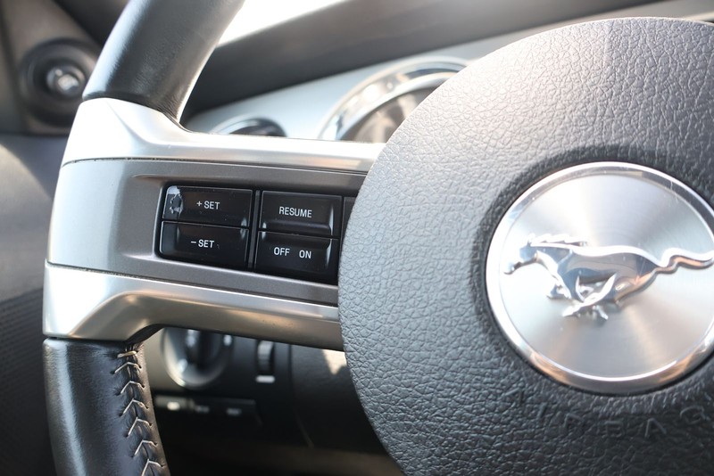 Ford Mustang Vehicle Full-screen Gallery Image 23