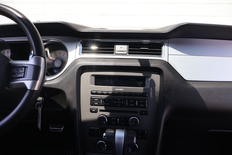 Ford Mustang Vehicle Full-screen Gallery Image 25