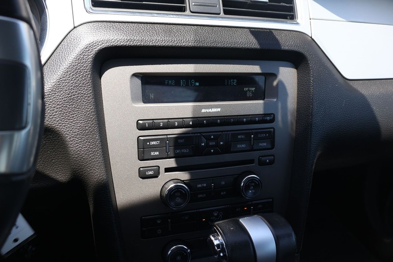Ford Mustang Vehicle Full-screen Gallery Image 26