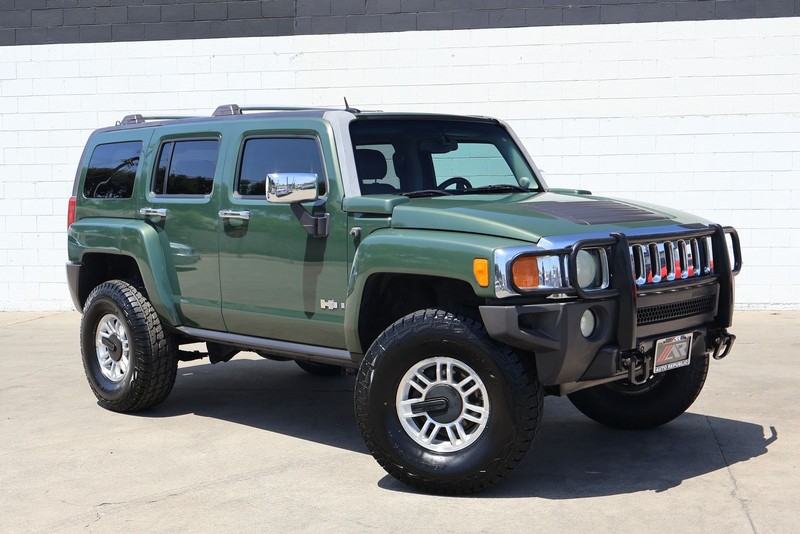 HUMMER H3 Vehicle Full-screen Gallery Image 01