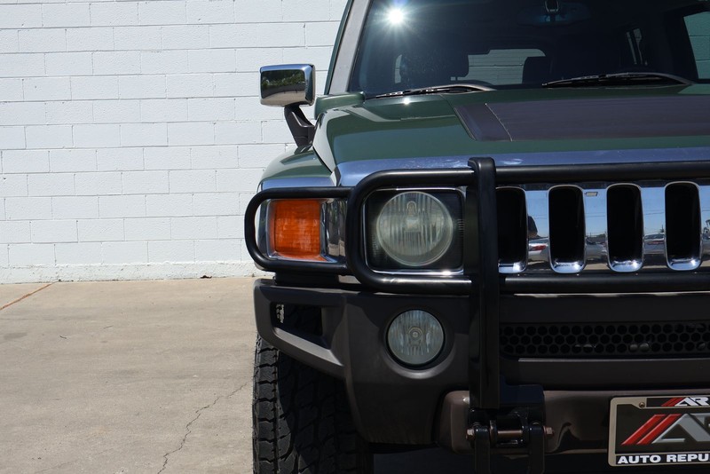 HUMMER H3 Vehicle Full-screen Gallery Image 03