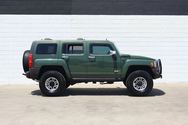 HUMMER H3 Vehicle Full-screen Gallery Image 04