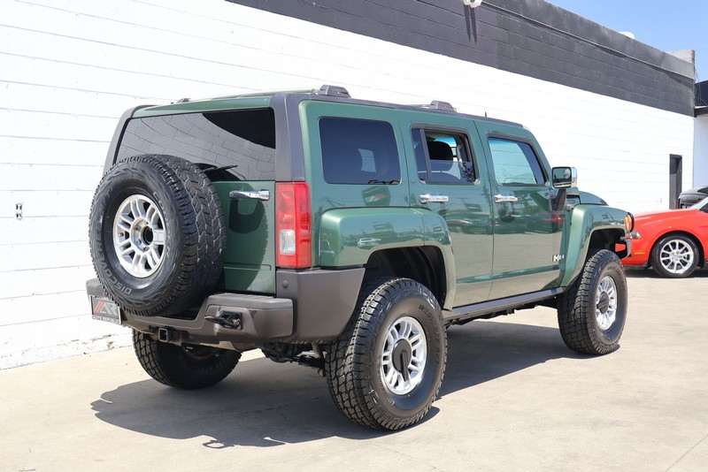 HUMMER H3 Vehicle Full-screen Gallery Image 05