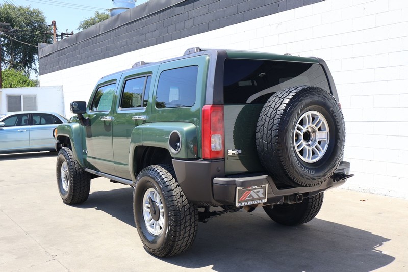 HUMMER H3 Vehicle Full-screen Gallery Image 09