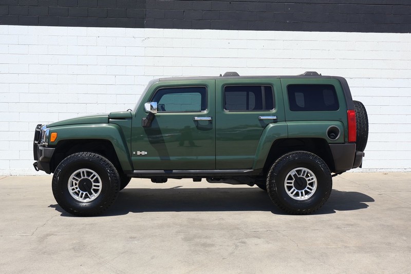 HUMMER H3 Vehicle Full-screen Gallery Image 10