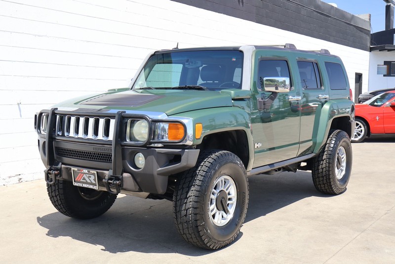 HUMMER H3 Vehicle Full-screen Gallery Image 11