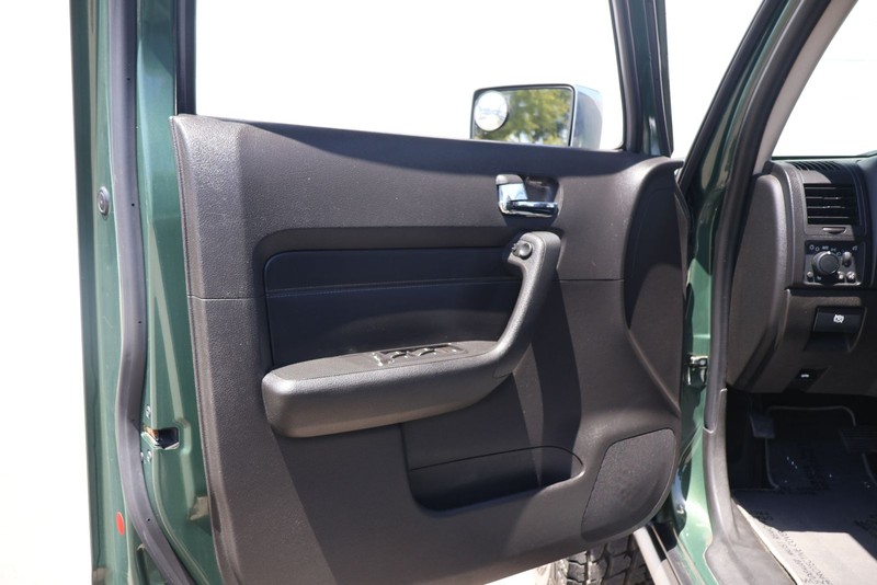 HUMMER H3 Vehicle Full-screen Gallery Image 14