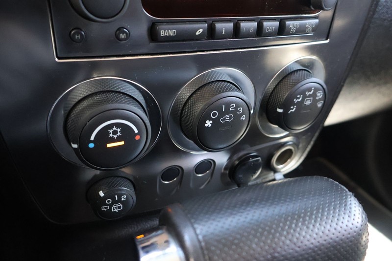 HUMMER H3 Vehicle Full-screen Gallery Image 25