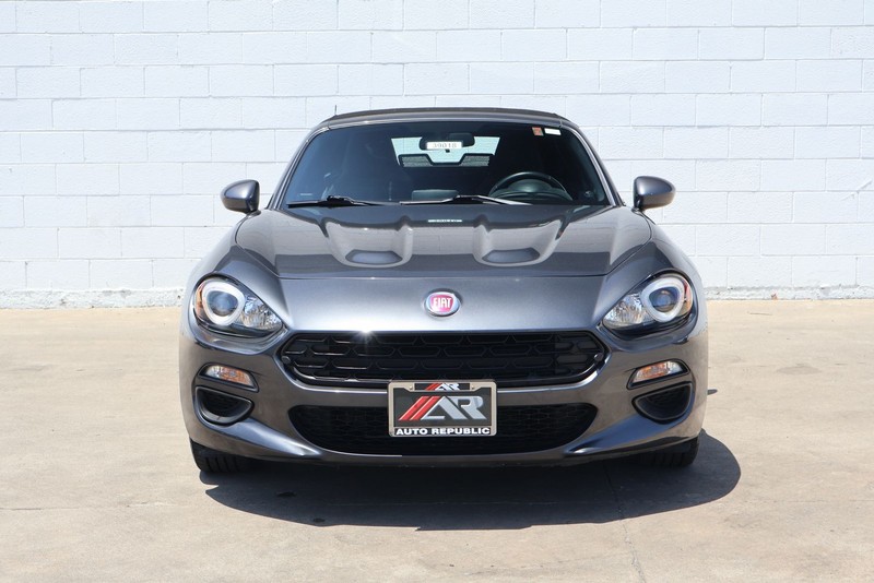 FIAT 124 Spider Vehicle Full-screen Gallery Image 02