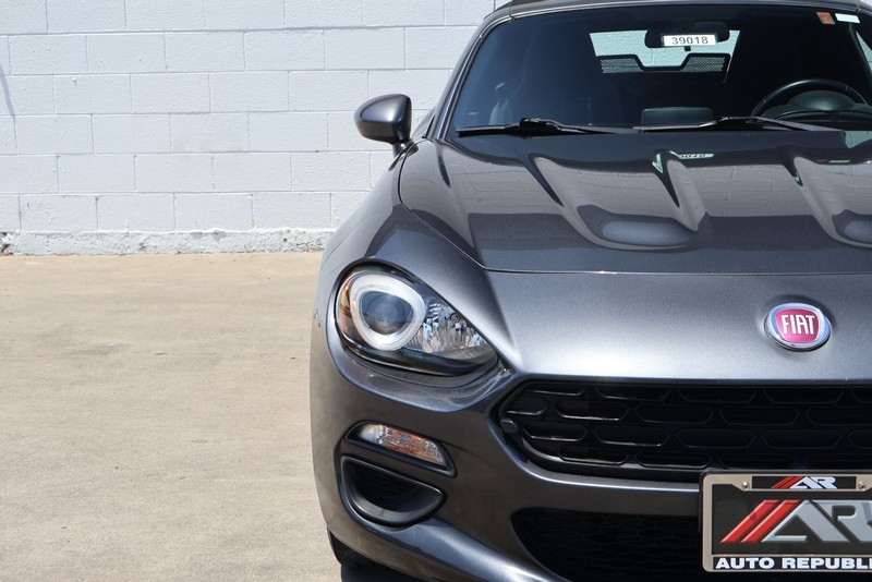 FIAT 124 Spider Vehicle Full-screen Gallery Image 03