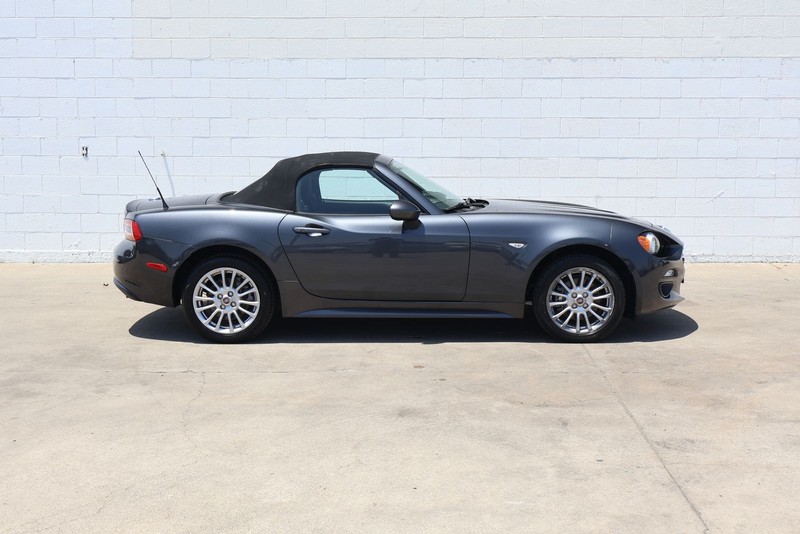 FIAT 124 Spider Vehicle Full-screen Gallery Image 04