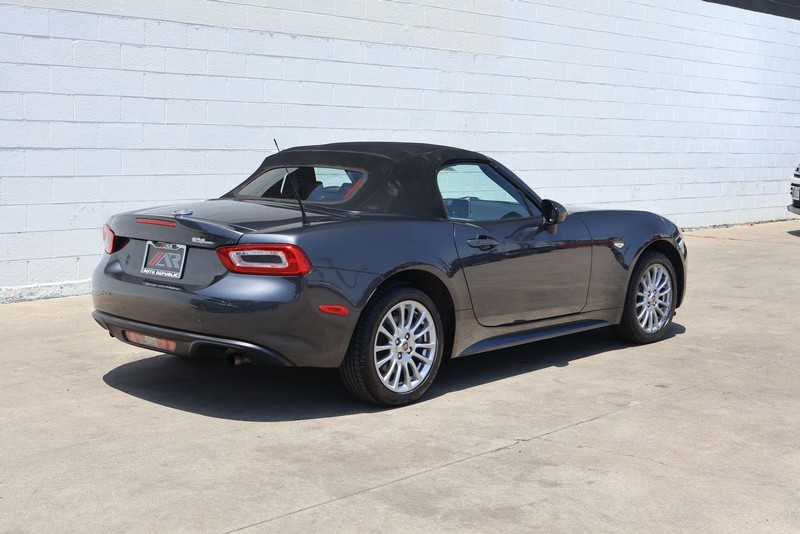 FIAT 124 Spider Vehicle Full-screen Gallery Image 05