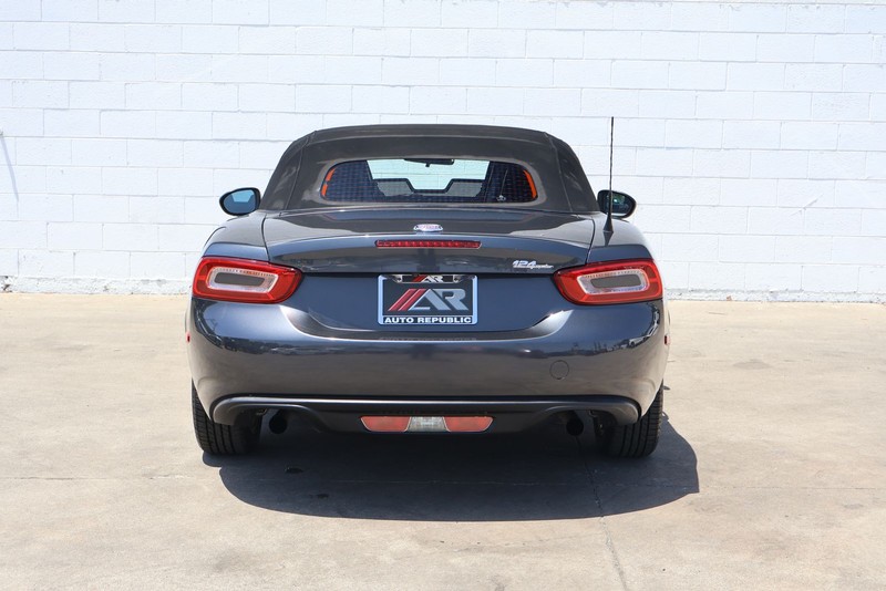 FIAT 124 Spider Vehicle Full-screen Gallery Image 06