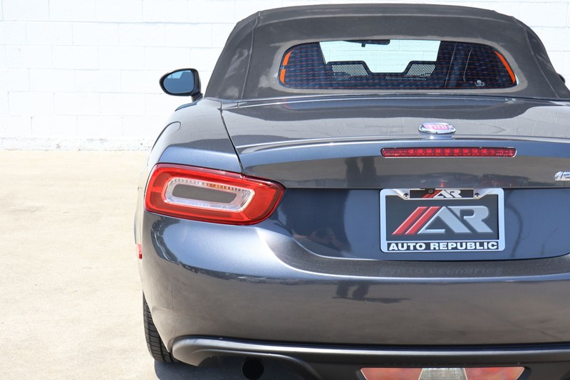 FIAT 124 Spider Vehicle Full-screen Gallery Image 07