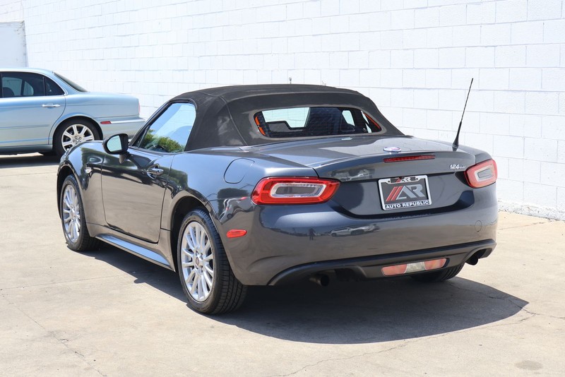 FIAT 124 Spider Vehicle Full-screen Gallery Image 09