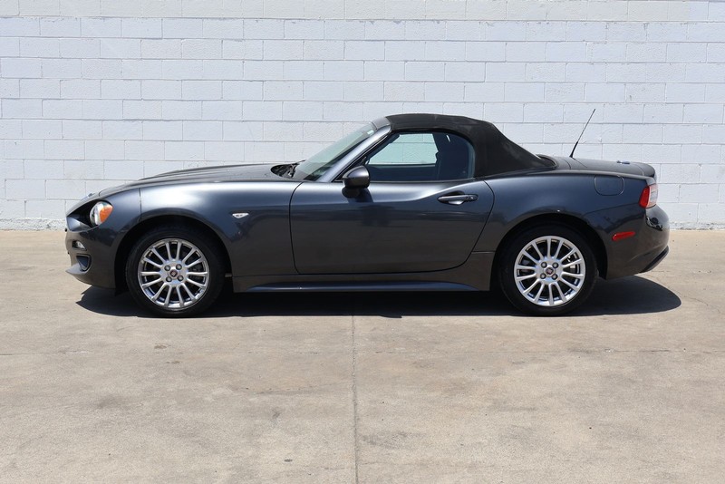 FIAT 124 Spider Vehicle Full-screen Gallery Image 10