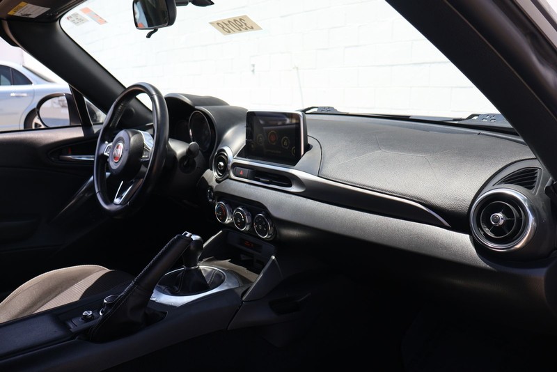 FIAT 124 Spider Vehicle Full-screen Gallery Image 18