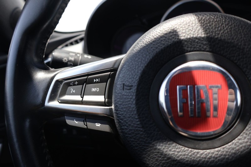 FIAT 124 Spider Vehicle Full-screen Gallery Image 23