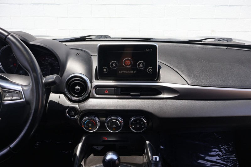 FIAT 124 Spider Vehicle Full-screen Gallery Image 25